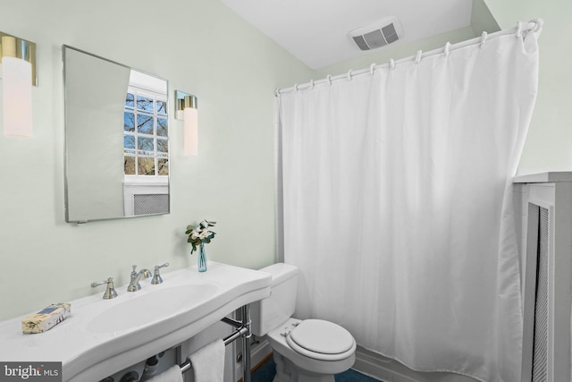 full bathroom with a sink, visible vents, toilet, and curtained shower