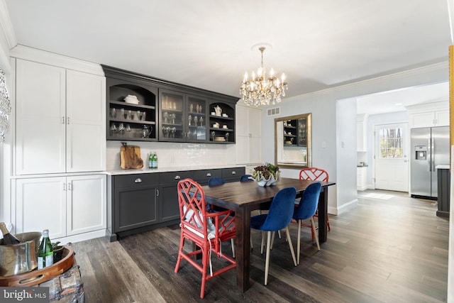 dining space featuring ornamental molding, visible vents, baseboards, dark wood-style floors, and a notable chandelier