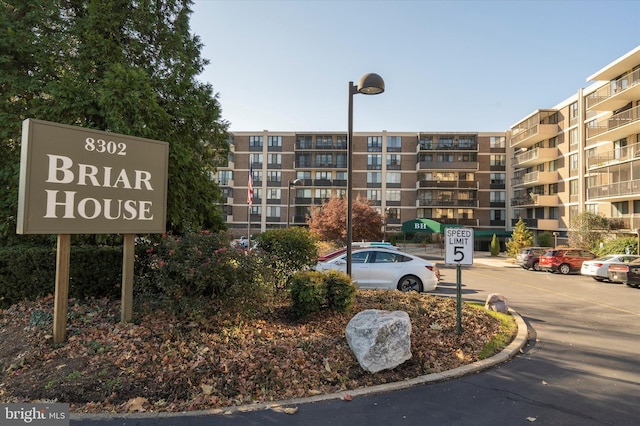 view of apartment building / complex with uncovered parking