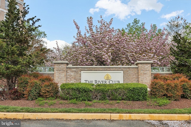 view of community / neighborhood sign