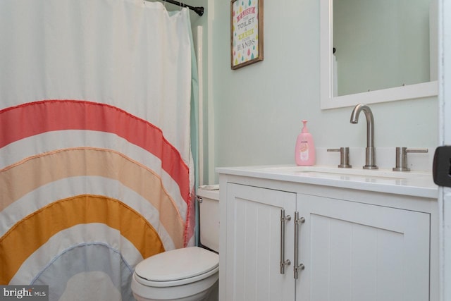 full bathroom featuring vanity, a shower with shower curtain, and toilet