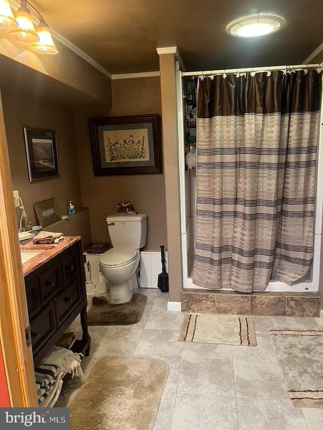 full bathroom with vanity, ornamental molding, toilet, and a shower with shower curtain