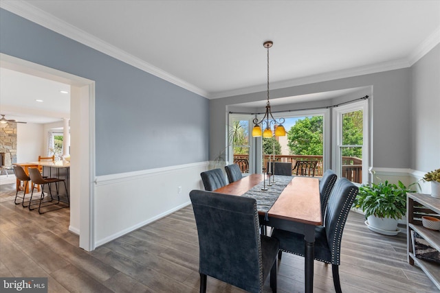 dining room with ornamental molding, recessed lighting, wood finished floors, and baseboards