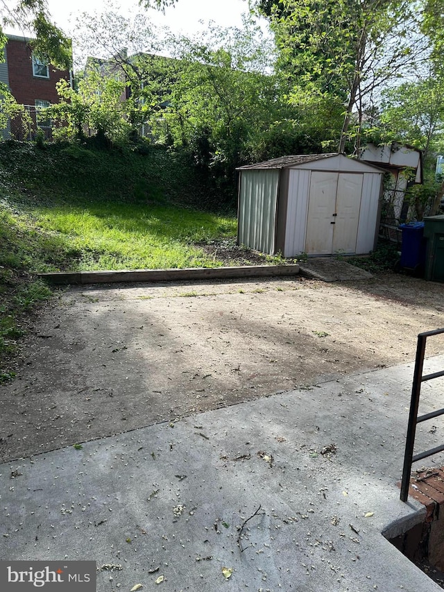view of yard with a storage unit and an outdoor structure