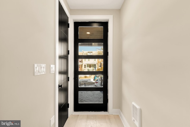 entryway featuring baseboards, visible vents, and light wood-type flooring