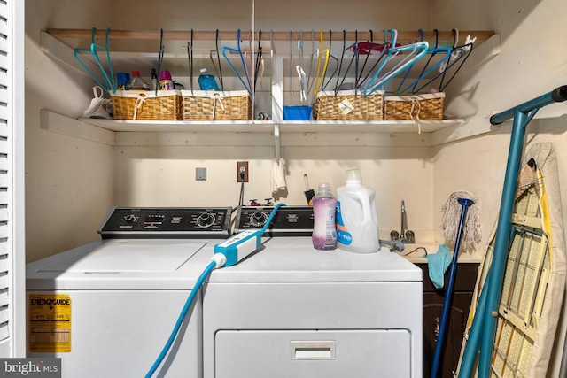 2200 Harpoon Dr, Stafford, VA 22554 - laundry room featuring washing machine and dryer