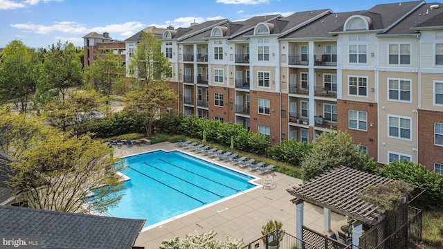 3830 Lightfoot St Unit 335, Chantilly, VA 20151 - community pool with a residential view and a patio area