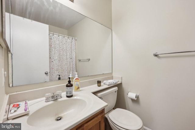 full bath with vanity, curtained shower, and toilet