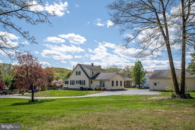 view of front of house featuring a front lawn