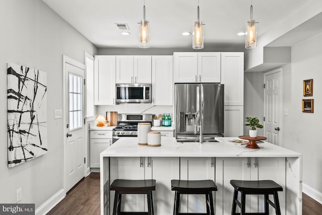 kitchen featuring appliances with stainless steel finishes, a sink, light countertops, baseboards, and visible vents