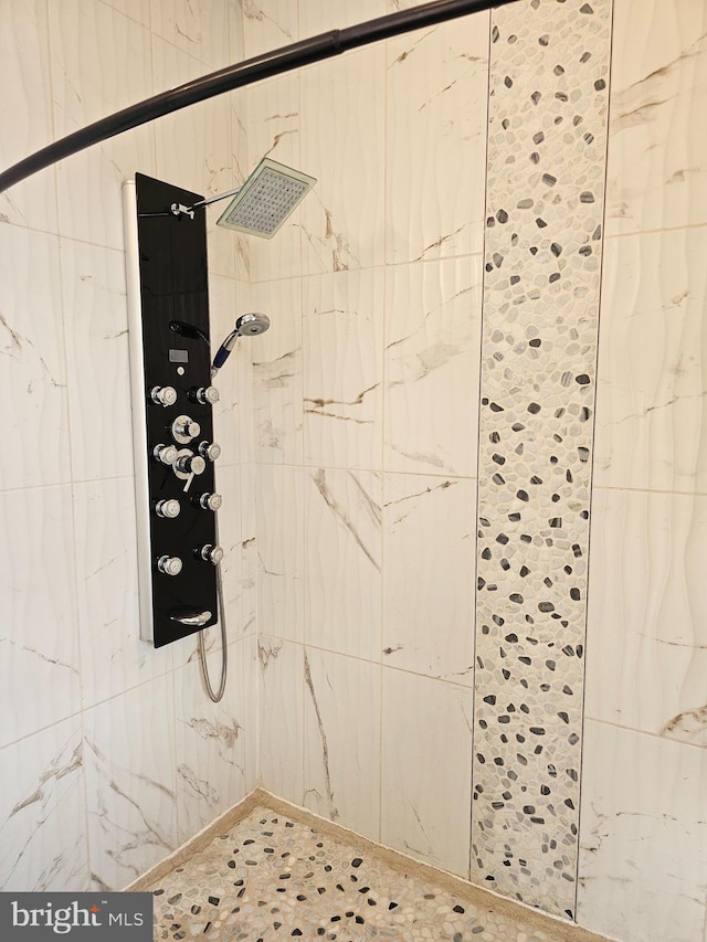 details featuring a tile shower