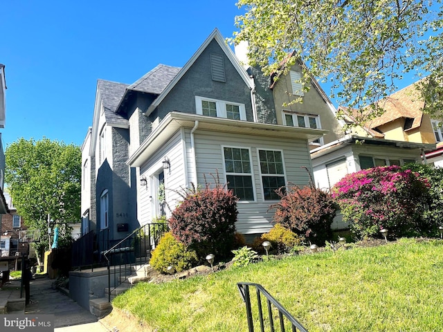 bungalow-style house featuring a front lawn