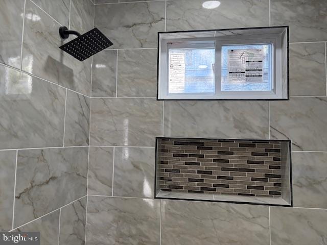 room details featuring tiled shower