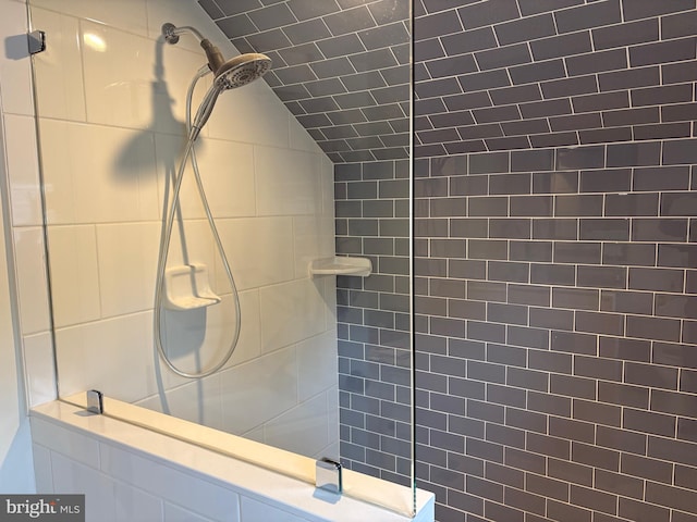 full bathroom featuring tiled shower