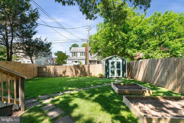 6002 Williamsburg Rd, Alexandria, VA 22303 - view of yard with a vegetable garden