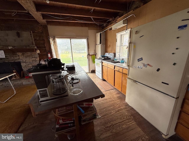 kitchen featuring light wood-style floors, a sink, light countertops, and white appliances