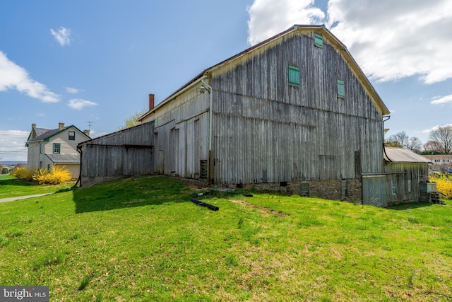 view of barn featuring a lawn