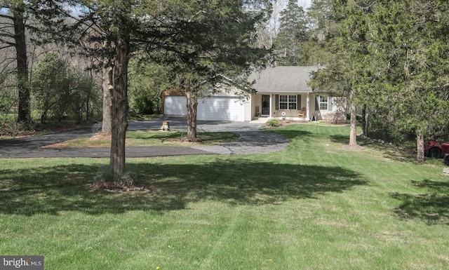 view of front of property featuring aphalt driveway and a front yard