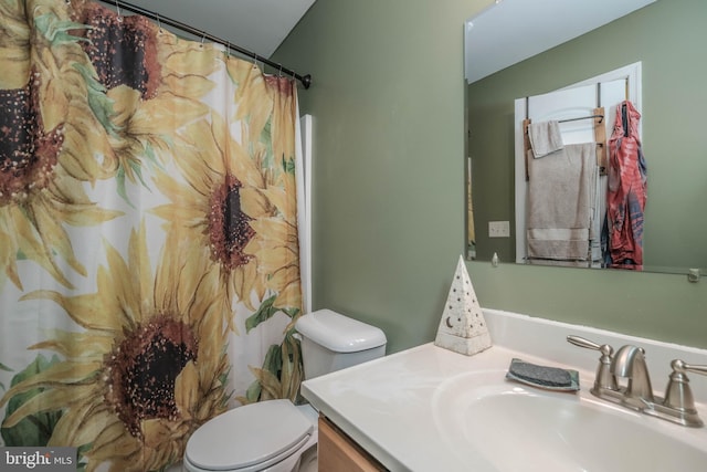 full bathroom with curtained shower, toilet, and vanity