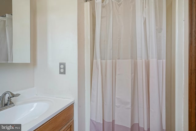 full bathroom with curtained shower and vanity