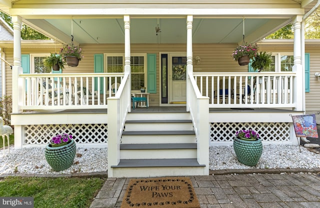 property entrance featuring a porch