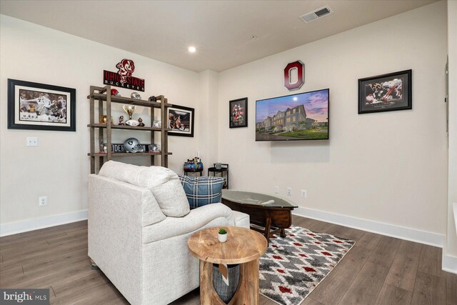418 S Seaway Ct, Cambridge, MD 21613 - living area with wood finished floors, baseboards, and recessed lighting