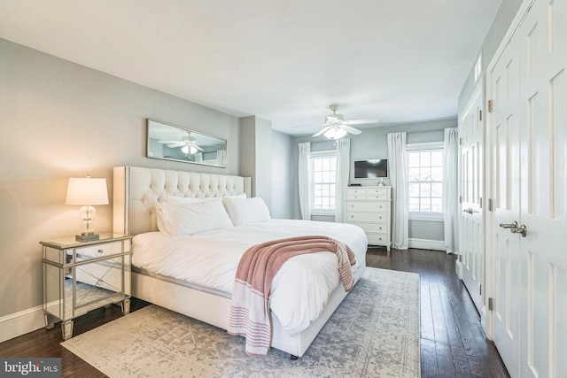 bedroom featuring dark wood-type flooring, ceiling fan, and baseboards
