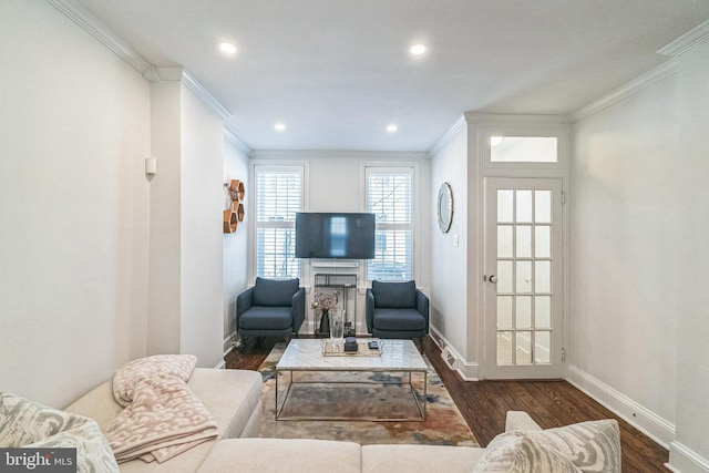 living area with wood finished floors, baseboards, ornamental molding, and recessed lighting