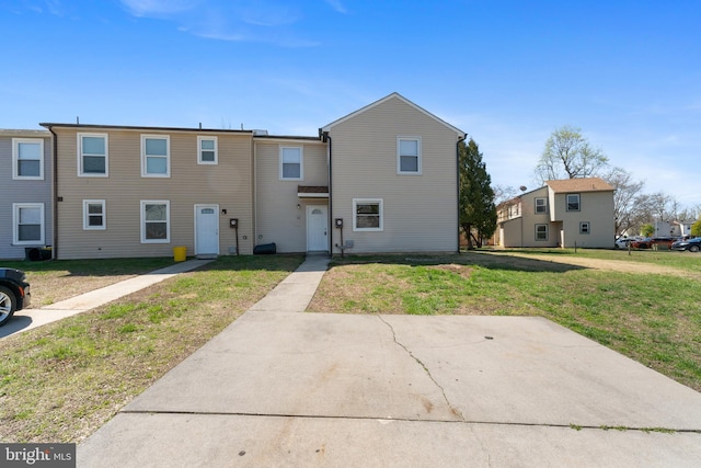 townhome / multi-family property featuring a front yard