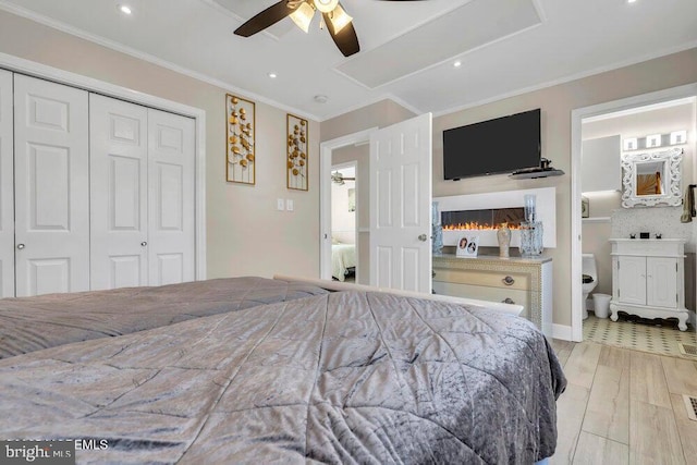 bedroom with recessed lighting, a closet, crown molding, and ceiling fan