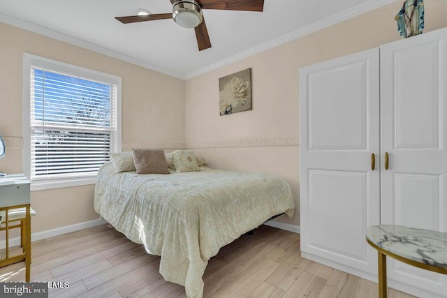 bedroom featuring light wood-style floors, baseboards, ornamental molding, and a ceiling fan