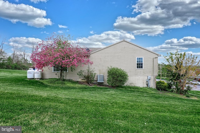 18 Schofield Dr, East Berlin, PA 17316 - view of side of home with a yard and central AC
