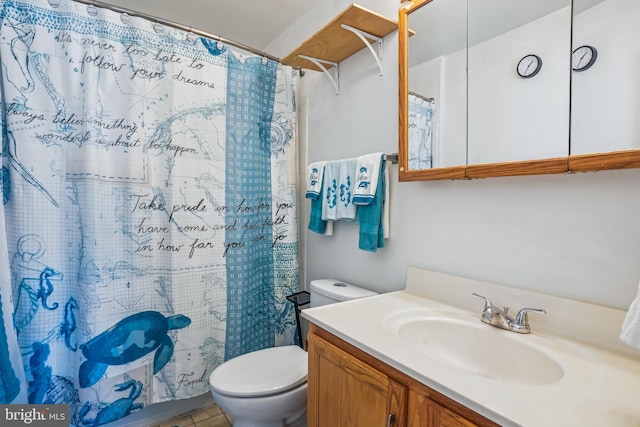 bathroom with curtained shower, toilet, and vanity