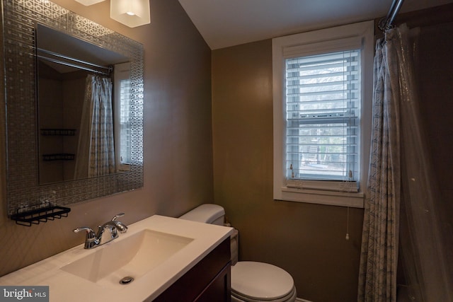 full bath with toilet, curtained shower, and vanity