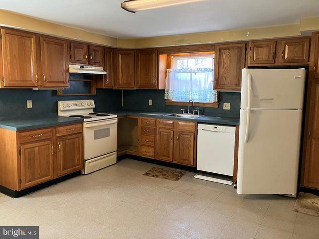 118 Buckhill Rd, Albrightsville, PA 18210 - kitchen with a sink, dark countertops, white appliances, and under cabinet range hood