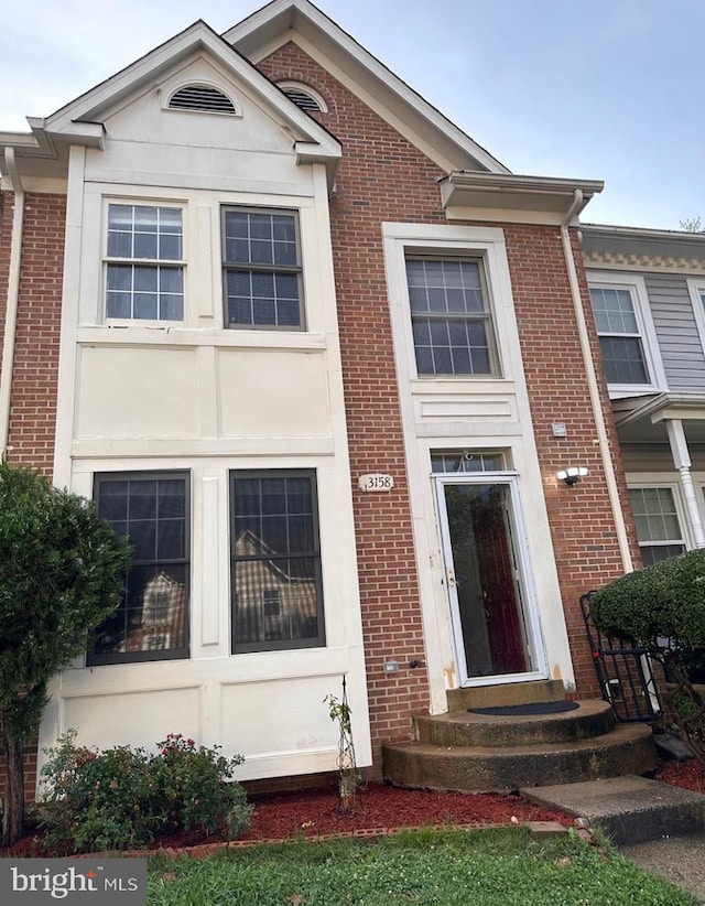 view of front facade featuring brick siding