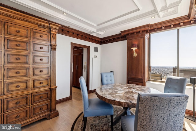 dining area featuring baseboards, recessed lighting, light wood-style flooring, crown molding, and visible vents