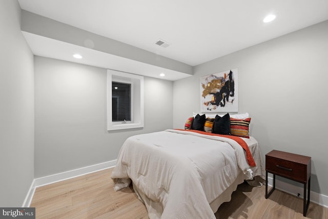 bedroom featuring light wood finished floors, recessed lighting, and baseboards