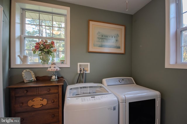laundry room with laundry area and washing machine and dryer