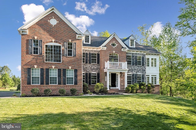view of front of home featuring brick siding and a front yard