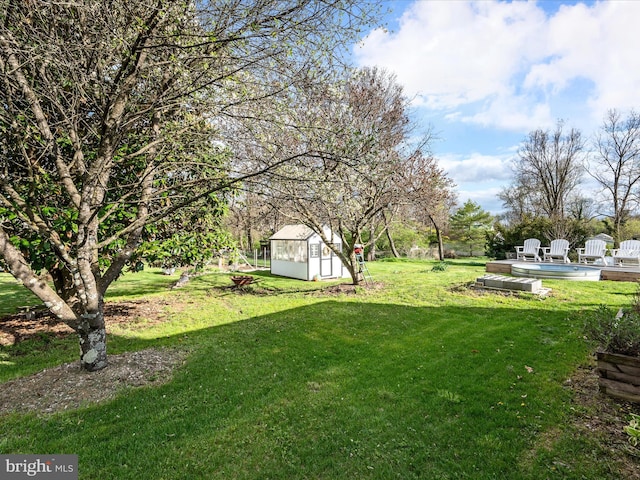view of yard featuring an outdoor structure and a storage unit