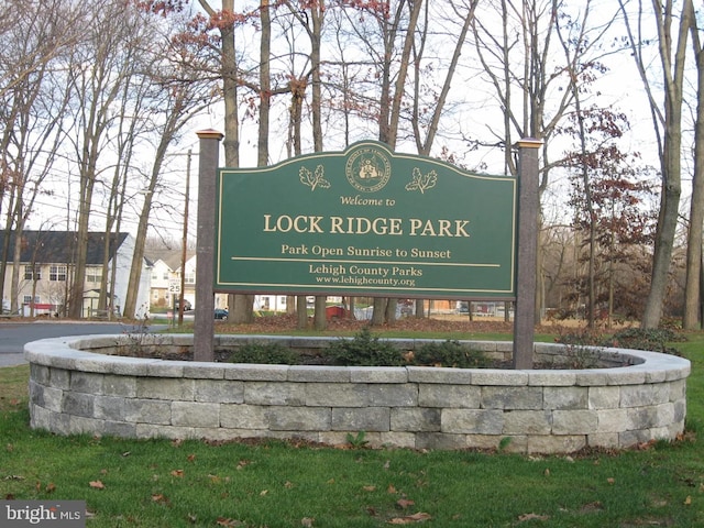 view of community / neighborhood sign