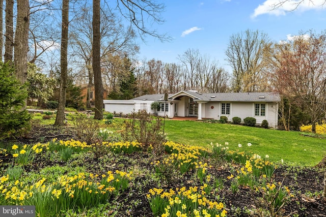 view of front of property featuring a front lawn