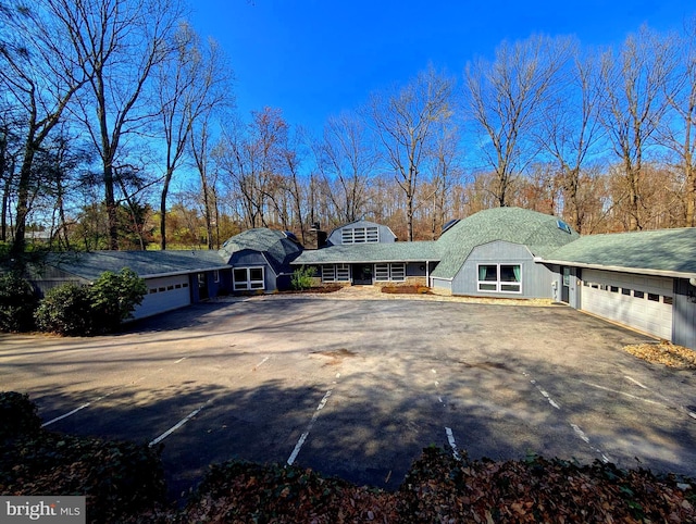 view of front facade with driveway