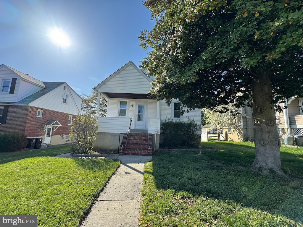 bungalow featuring a front lawn
