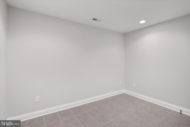 empty room featuring visible vents, recessed lighting, and baseboards