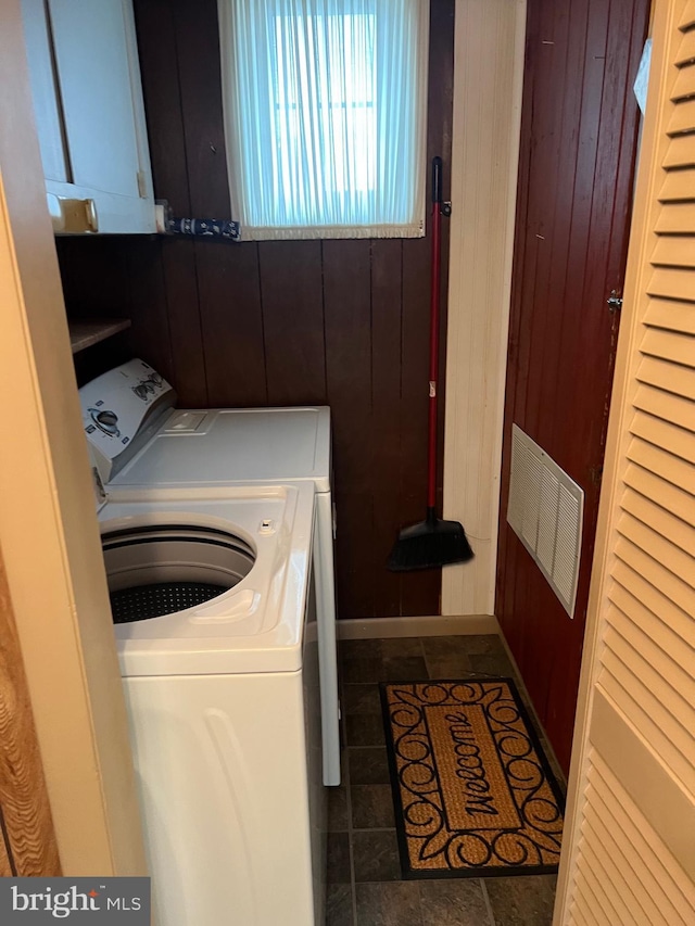 washroom with laundry area, baseboards, visible vents, and washer and clothes dryer