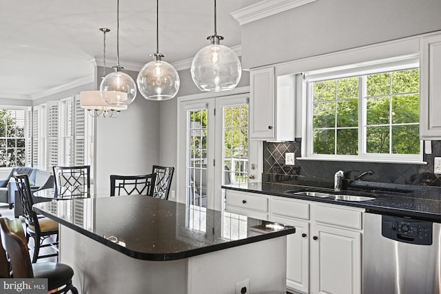 815 Kenneth Pl SE, Leesburg, VA 20175 - kitchen featuring a sink, crown molding, a healthy amount of sunlight, and dishwasher