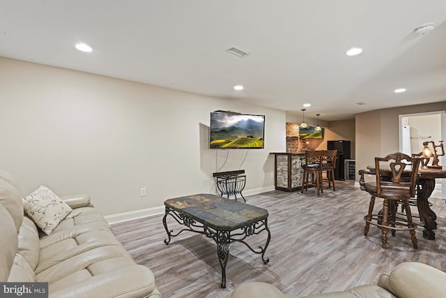 815 Kenneth Pl SE, Leesburg, VA 20175 - living area featuring baseboards, visible vents, and wood finished floors