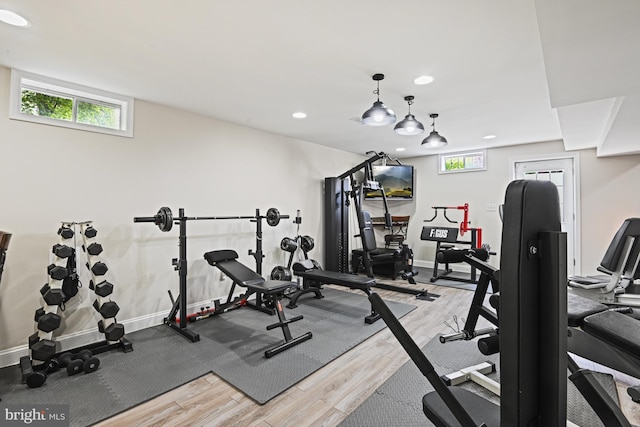 815 Kenneth Pl SE, Leesburg, VA 20175 - workout area featuring baseboards, light wood finished floors, and recessed lighting